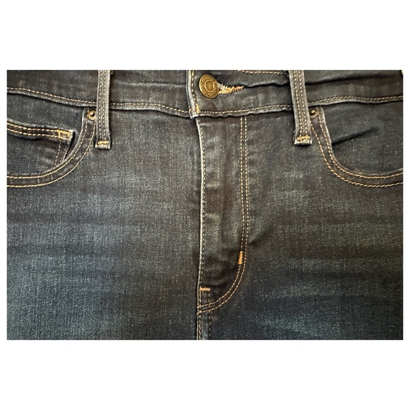 Host Pick❗️Levi's Slimming Skinny Jeans - Picture 3 of 9